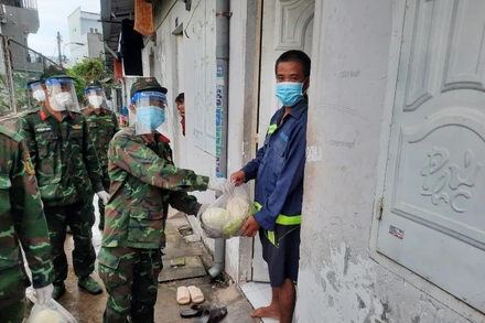Bộ đội đến từng nhà đưa thực phẩm.