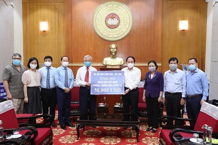 Mặt trận Tổ quốc Việt Nam tiếp nhận ủng hộ từ Hội hữu nghị Campuchia - Việt Nam. (Ảnh: Diệp Vinh)
