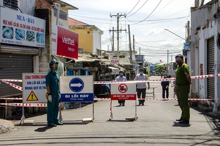 Lối vào cảng Incomap, TP Vũng Tàu (Bà Rịa-Vũng Tàu) được lực lượng chức năng kiểm soát chặt chẽ trong thời gian phong tỏa.