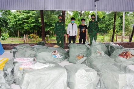 Các đối tượng cùng tang vật tại Đồn Biên phòng Trà Cổ, Quảng Ninh.