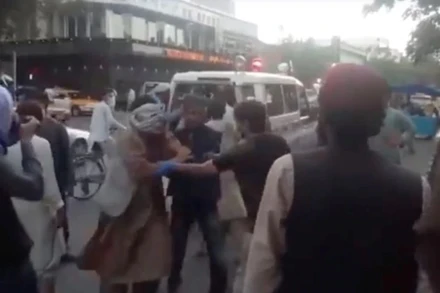 Người bị thương được đưa tới bệnh viện tại Kabul, ngày 26/8. (Ảnh: Reuters)