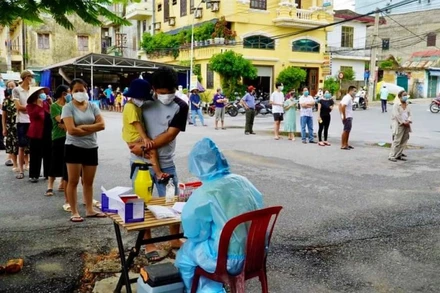 Trung tâm Y tế TP Đồng Hới lấy mẫu xét nghiệm cho người dân trong khu vực phong tỏa.