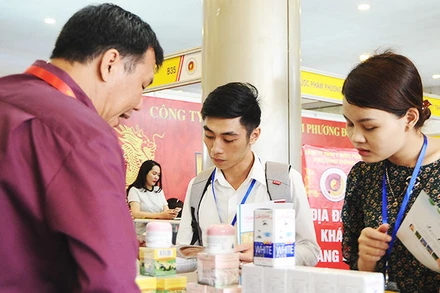 Cần thận trọng khi mua và sử dụng thực phẩm chức năng. Ảnh: NAM ANH