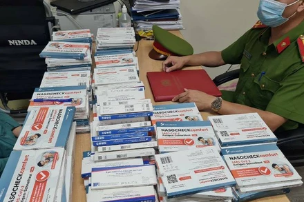 Cơ quan công an thu giữ các bộ kit test nhanh Covid-19 nhập lậu.