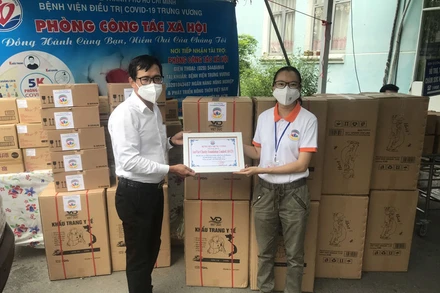 Tặng khẩu trang cho Bệnh viện Trưng Vương (TP Hồ Chí Minh).