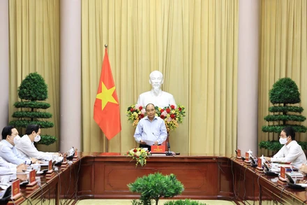 Chủ tịch nước Nguyễn Xuân Phúc gặp mặt các điển hình tiên tiến trong thực hiện mục tiêu kép của ngành dệt may Việt Nam. (Ảnh: VGP)