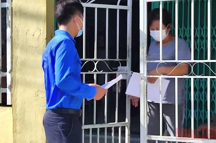 Tổ Covid-19 cộng đồng thành phố Cà Mau “đi từng ngõ, gõ từng nhà, rà từng đối tượng” để tuyên truyền phòng, chống dịch bệnh.