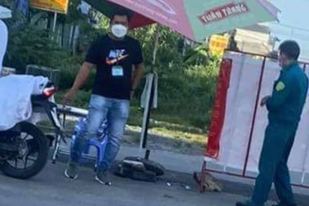 Ông Trương Văn Công (bên trái) đã thừa nhận hành vi vi phạm của mình.