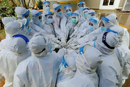 Nhân viên y tế Indonesia trong bộ đồ bảo hộ y tế. (Ảnh: Reuters)