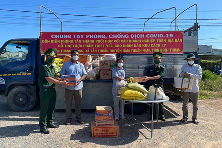 Đồn Biên phòng Tân Thành trao hàng hóa, thực phẩm thiết yếu cho người dân trong khu vực phong tỏa thôn Thanh Phong.