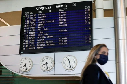 Bên trong sân bay Porto, Bồ Đào Nha, tháng 5/2021. (Ảnh: Reuters)