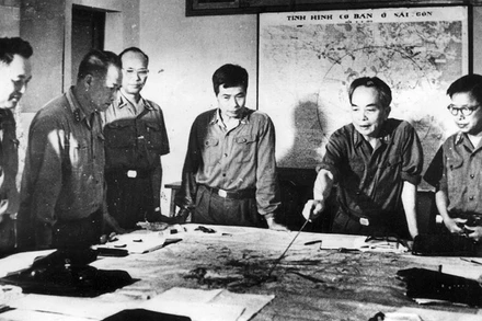 Tại Tổng Hành dinh, Đại tướng Võ Nguyên Giáp cùng các đồng chí trong Quân ủy Trung ương theo dõi, nắm bắt từng bước diễn biến rất nhanh của các mặt trận, luôn kịp thời đưa ra những chỉ đạo phù hợp cho các hướng tấn công. (Ảnh tư liệu)