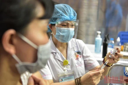 Tiêm vaccine ở Viêt Nam. (Ảnh minh họa: DUY LINH)