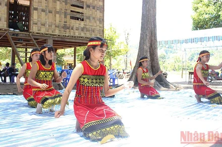 Mô hình du lịch homestay kết hợp trải nghiệm văn hóa Raglai ở huyện Bác Ái thu hút nhiều du khách đến thưởng lãm. 