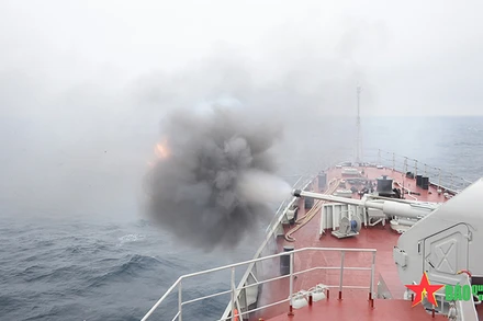 Pháo AK 176 trên Tàu 016-Quang Trung khai hỏa tiêu diệt mục tiêu trong bài thi. (Ảnh: Hải Âu/ báo Quân đội nhân dân)
