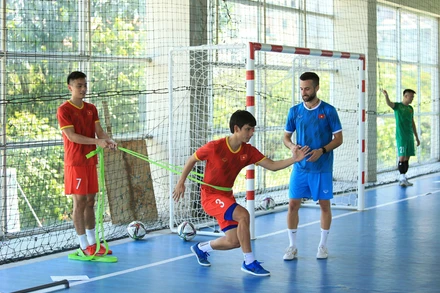 HLV thể lực Miguel Ledesma Carrasco hướng dẫn các cầu thủ. (Ảnh: VFF)