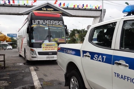 các xe khách được cảnh sát giao thông dẫn đường