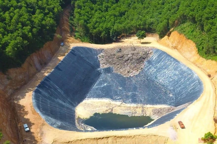 Những hố rác có sức chứa hàng trăm nghìn tấn được khoét sâu trên đỉnh đồi Độc Lập, TP Hòa Bình.