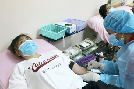 Nhiều người trẻ tuổi đến đăng ký hiến máu tại Trung tâm Hiến máu nhân đạo TP Hồ Chí Minh vào sáng 5/8. 