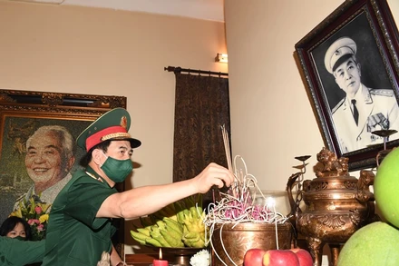 Bộ trưởng Quốc phòng Phan Văn Giang dâng hương Đại tướng Võ Nguyên Giáp.