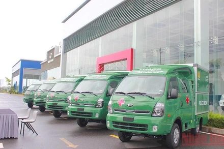 5 xe tiêm chủng do CTCP ô-tô Trường Hải trao tặng.