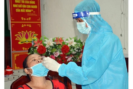 Thầy Tô Thanh Hải lấy mẫu bệnh phẩm cho người dân.