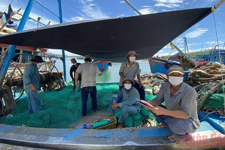 Chủ tàu QNg 94334 Phạm Văn Thơm mong muốn cách ly tại tàu vì không có khả năng lo chi phí cách ly cho anh em bạn thuyền.