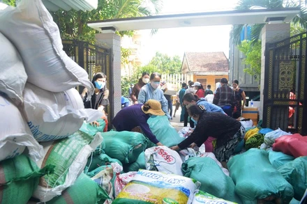 Người dân Quảng Ngãi chung tay ủng hộ hàng hóa, nhu yếu phẩm giúp người dân các tỉnh phía nam gặp khó khăn do dịch bệnh.