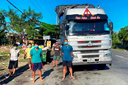 Những người đi trên xe container trái phép bị lực lượng công an phát hiện, xử lý.