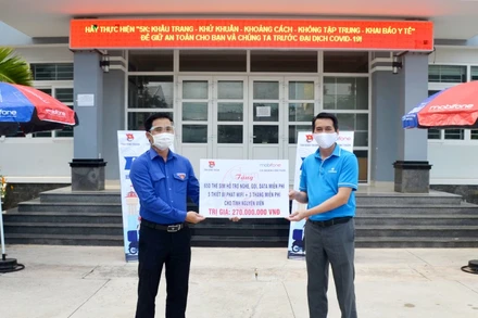 Đại diện Mobifone Bình Thuận trao tặng gói dịch vụ điện thoại và wifi hỗ trợ thanh niên chống dịch cho đại diện Tỉnh đoàn Bình Thuận. 