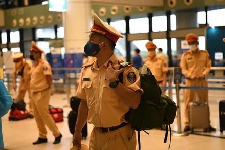 Gần 40 cán bộ, chiến sĩ thuộc Cục Cảnh sát giao thông (Bộ Công an) lên đường thực hiện nhiệm vụ phòng, chống dịch TP Hồ Chí Minh.