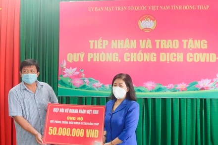 Thường trực Ủy ban Mặt trận Tổ quốc Việt Nam tỉnh Đồng Tháp tiếp nhận tiền từ các hội, hiệp hội trao tặng.