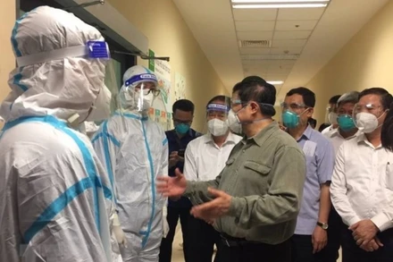 Thủ tướng Phạm Minh Chính thăm hỏi, động viện đội ngũ y, bác sĩ đang tham gia điều trị bệnh nhân Covid-19 ở Bình Dương.