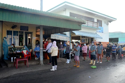 Người lao động tại khu vực Chợ cá Cồn Chà thuộc Cảng cá Phan Thiết (Bình Thuận) chờ lấy mẫu test nhanh SARS-CoV-2. 
