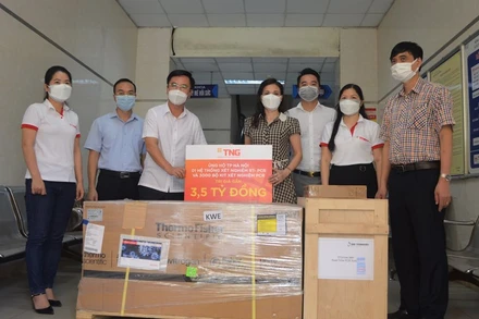 Trao tặng Hà Nội hệ thống xét nghiệm trị giá 3,5 tỷ đồng