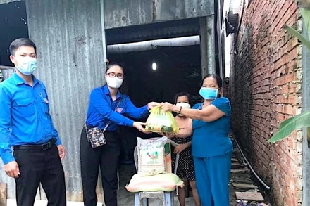 Lực lượng tình nguyện khóm, ấp chuyển gạo và thực phẩm đến tận tay dân nghèo Cà Mau.