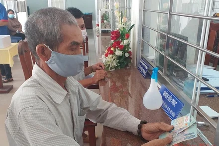 Người lao động nhận tiền hỗ trợ theo Nghị quyết số 68/NQ-CP của Chính phủ.