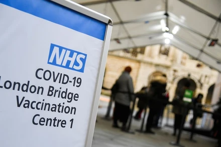 Một điểm tiêm vaccine ngừa Covid-19 tại Anh. (Ảnh: Reuters)