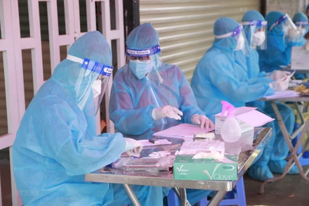 Truy tìm F0 tại 11 phường thực hiện 'khóa chặt' ở Bình Dương