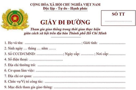 Mẫu giấy đi đường mới do Công an TP Hồ Chí Minh ký, đóng dấu sau đó giao về đầu mối các sở, ngành cấp cho người đi đường.