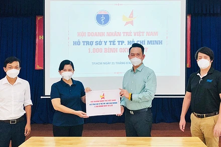 Chủ tịch Hội Doanh nhân trẻ Việt Nam Đặng Hồng Anh (thứ 2 từ phải sang trong ảnh) trao 1.000 bình oxy dung tích 40 lít tặng Sở Y tế TP Hồ Chí Minh.