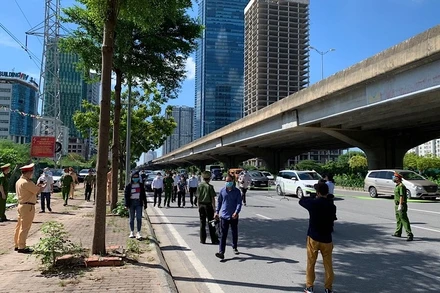 Tính đến hiện tại, Công an thành phố Hà Nội đã triển khai 12 tổ cơ động xử lý người ra đường không chính đáng.