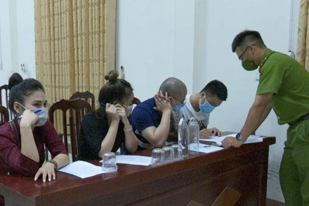 Các đối tượng vi phạm làm việc với cơ quan chức năng thành phố Việt Trì.