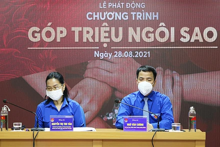 Đồng chí Ngô Văn Cương, Bí thư Trung ương Đoàn Thanh niên Cộng sản Hồ Chí Minh (bên phải trong ảnh) thông tin tới các đơn vị liên quan tại buổi lễ.