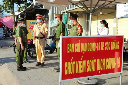 Lực lượng công an làm nhiệm vụ tại chốt phòng dịch. (Ảnh: Trung Hiếu/TTXVN)