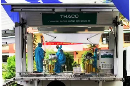 Xe tiêm vaccine phòng Covid-19 lưu động cho những khu vực điểm nóng, nguy cơ cao, người dân không được phép rời khỏi nhà.