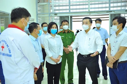 Chủ tịch UBND TP Hà Nội Chu Ngọc Anh kiểm tra tại bệnh viện dã chiến Mê Linh