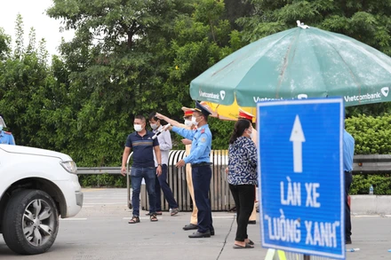 Dùng xe “luồng xanh” chở người từ vùng dịch vào Đắk Nông