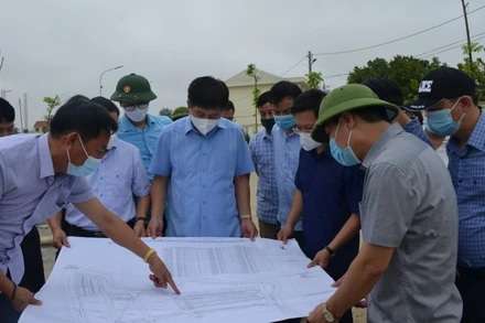 Lãnh đạo UBND tỉnh Điện Biên kiểm tra tiến độ thực địa các dự án xây dựng TĐC phục vụ mở rộng cảng hàng không Điện Biên.