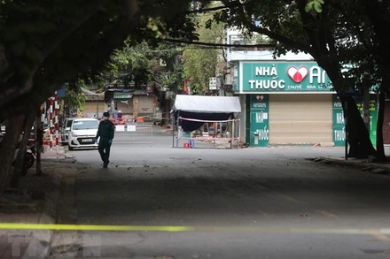 Khu vực chợ Ngô Sĩ Liên vắng vẻ khi có lệnh phong tỏa ngày 21/8. (Ảnh: TTXVN)